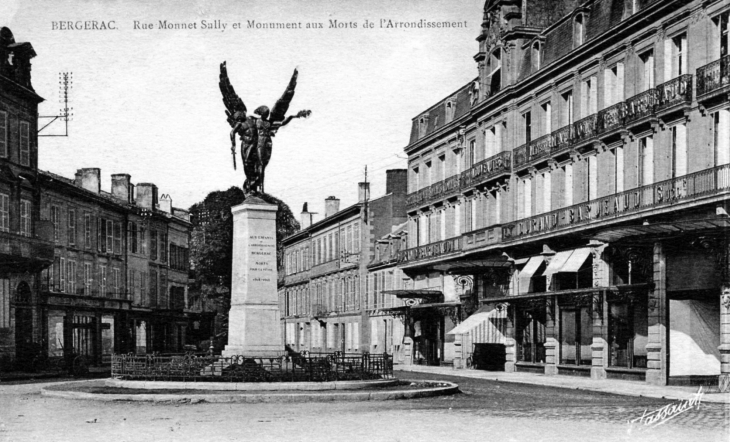 Rue Monnet Sully et Monument aux Morts de l'Arrondissement, vers 1920 (carte postale ancienne). - Bergerac