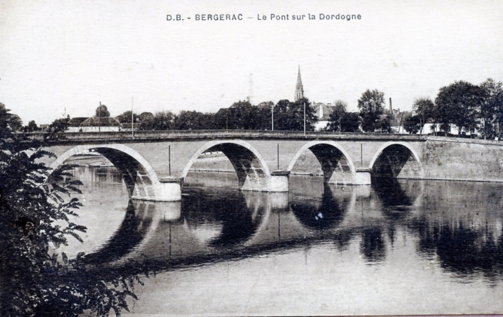 Le pont sur la Dordogne, vers 1920 (carte postale ancienne). - Bergerac