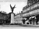 Photo suivante de Bergerac Rue Monnet Sully et Monument aux Morts de l'Arrondissement, vers 1920 (carte postale ancienne).