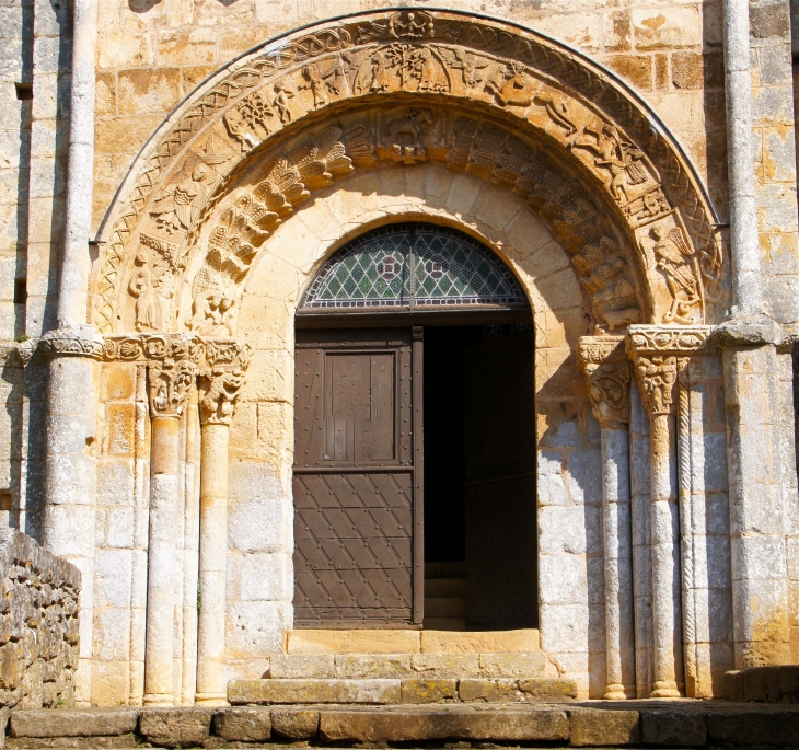 Le portail est la partie la plus remarquable de l'église Saint-Martin. Il comprend 2 voussures ornées en plein cintre sous archivolte, reposant sur des colonnettes et encadrées de dosserets latéraux qui montent à hauteur des impostes. - Besse