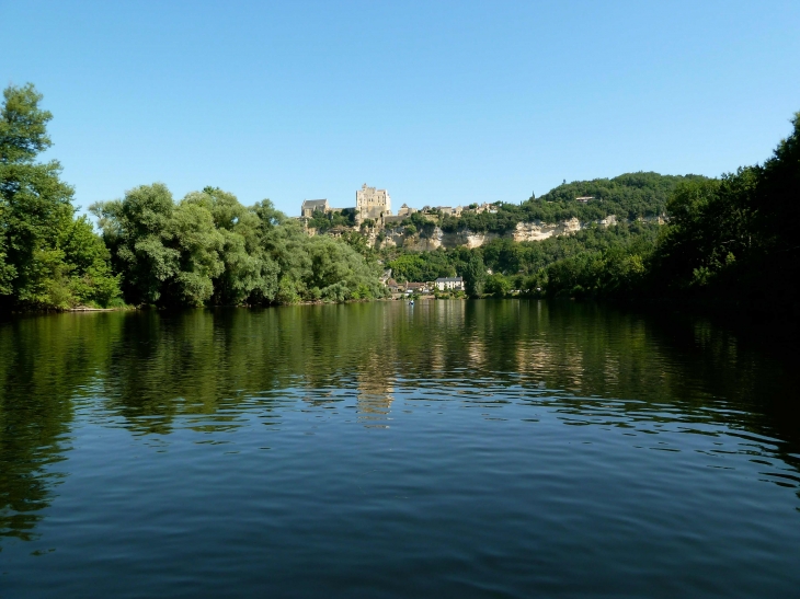 Au loin le château de Beynac - Beynac-et-Cazenac