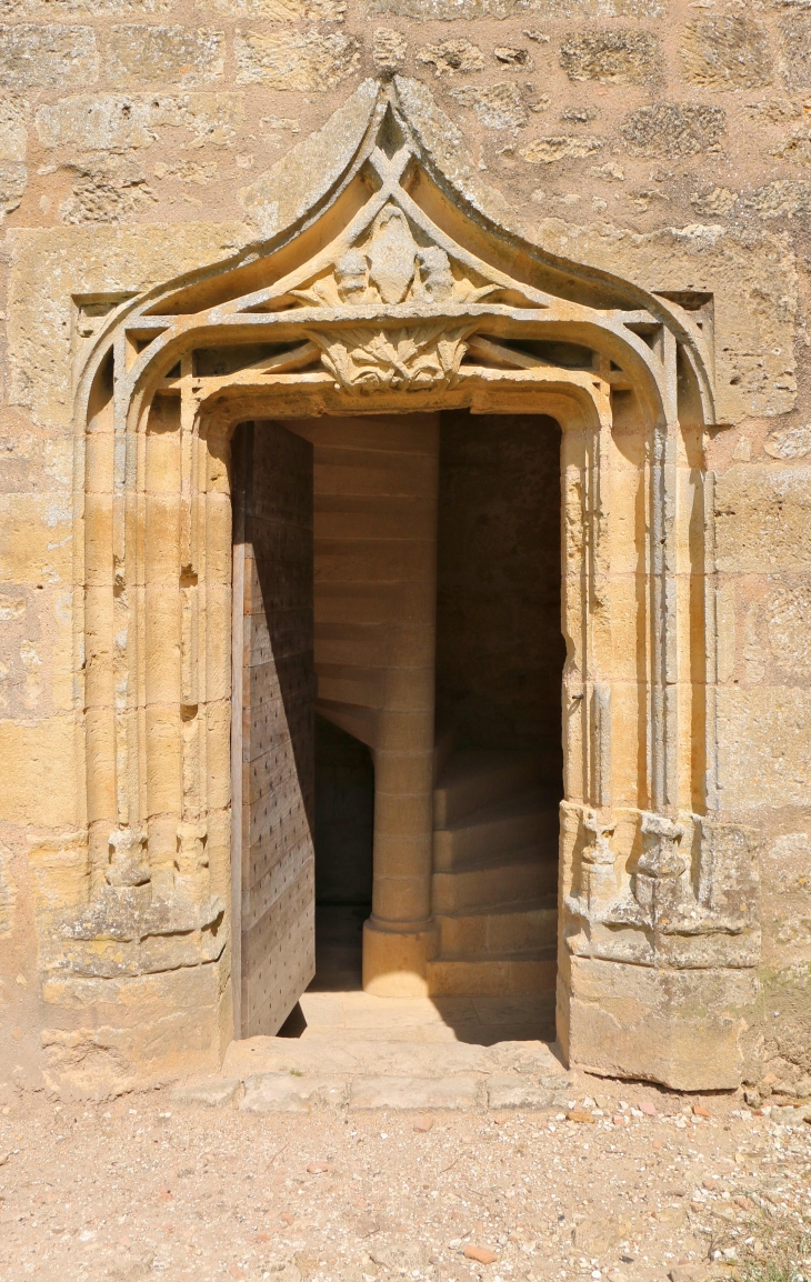 Dans le cour du château : un portail. - Biron