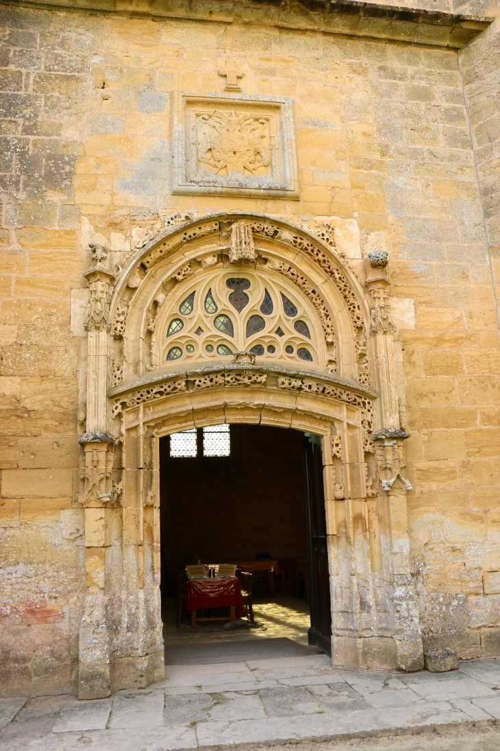 Le portail de la chapelle du château. - Biron
