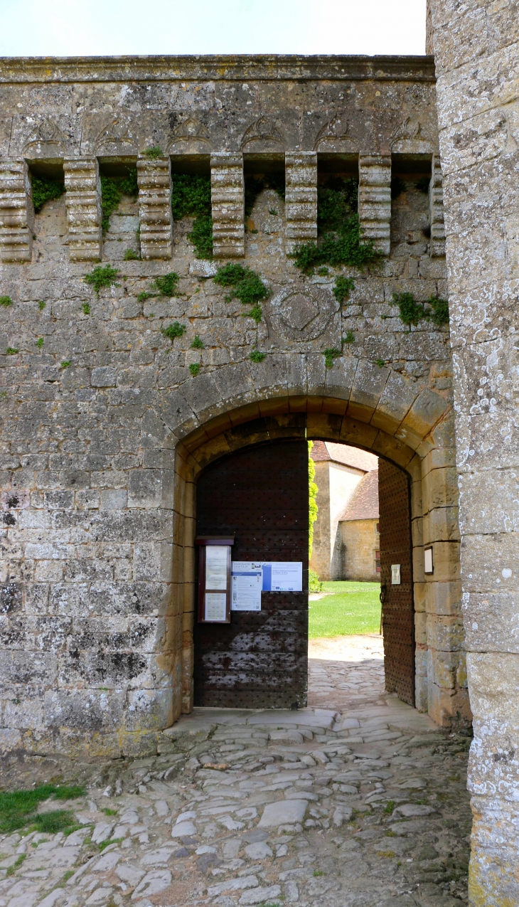 L'entrée du château. - Biron
