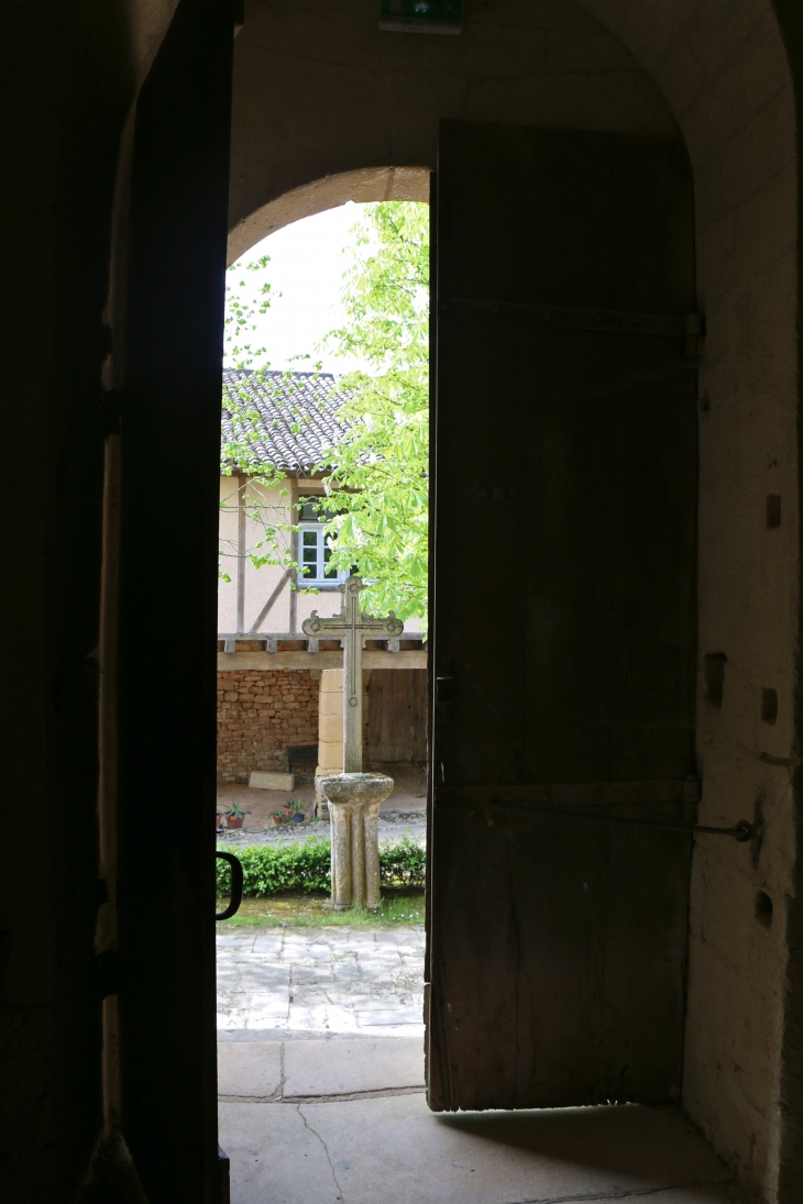 La porte de l'église Notre Dame Sous Biron.