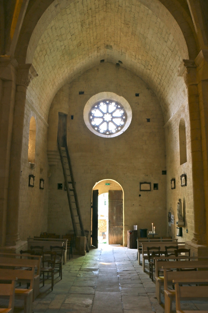 La nef vers le portail, église Notre Dame Sous Biron.