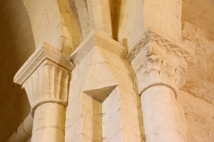 Chapiteaux de l'église Notre Dame sous biron.