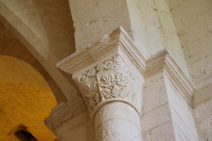 Eglise Notre Dame sous Biron : chapiteau sculpté.