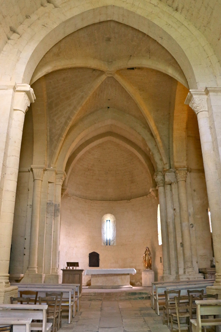 Eglise Notre Dame sous biron : la nef vers le choeur.