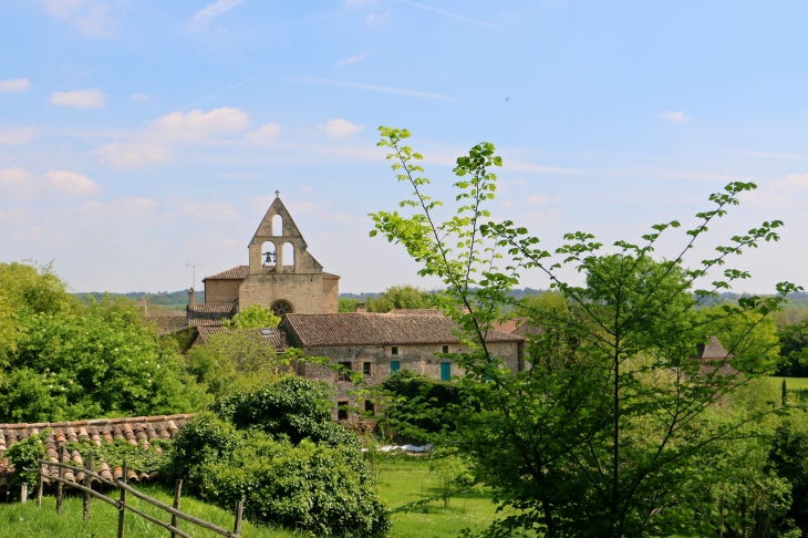 Vue sur l'église Notre Dame Sous Biron.