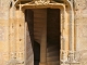 Photo suivante de Biron Dans le cour du château : un portail.