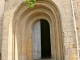 Photo suivante de Biron Eglise Notre Dame sous Biron : portail en plein cintre à trois voussures. Portail sumonté d'une rose.