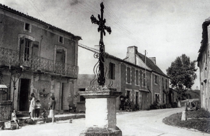 Le village, vers 1950 (carte postale ancienne). - Boisse