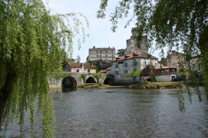 Château et vienx pont sur la Dronne - Bourdeilles