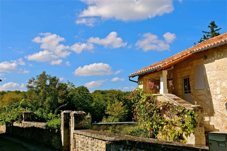 Dans le village - Bourg-des-Maisons