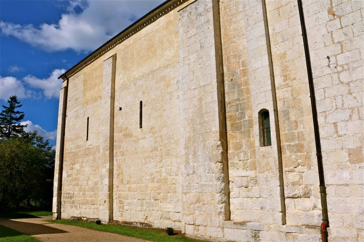 Façade sud de l'église Sainte Marie - Bourg-des-Maisons