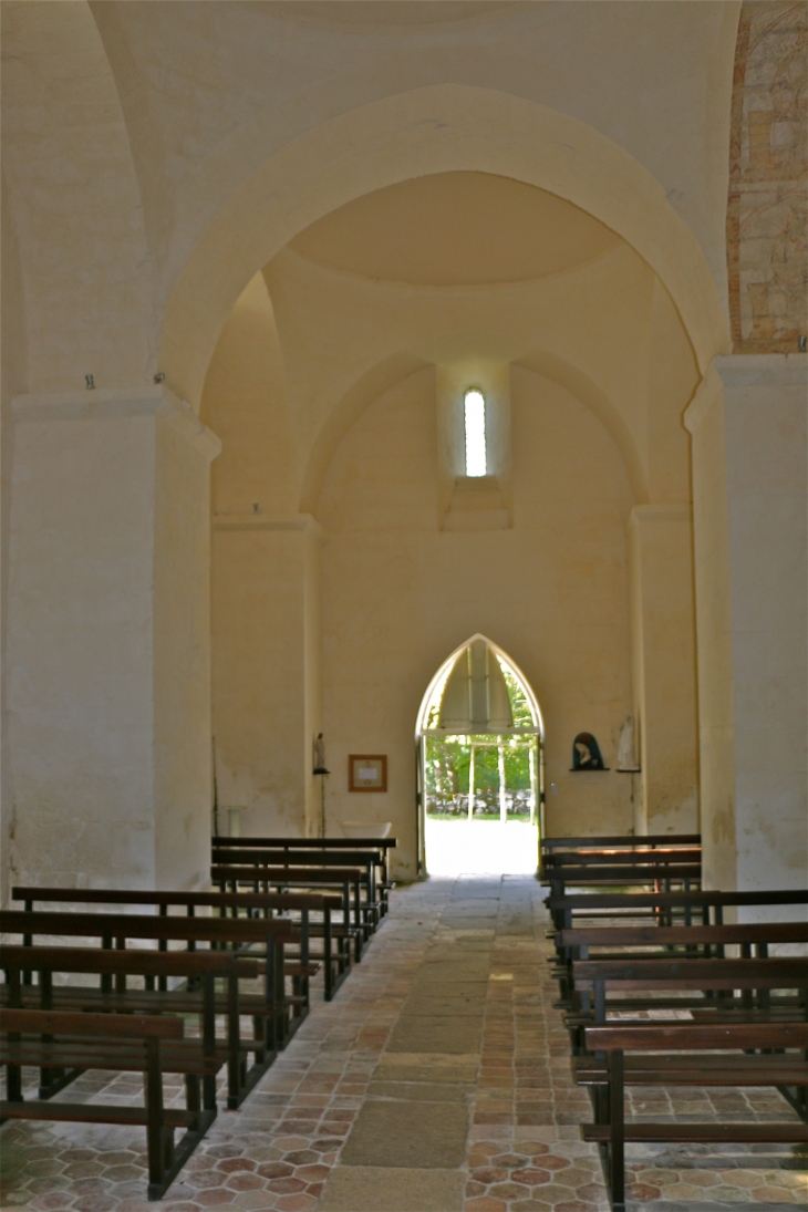 Eglise Sainte Marie : la nef vers le portail - Bourg-des-Maisons