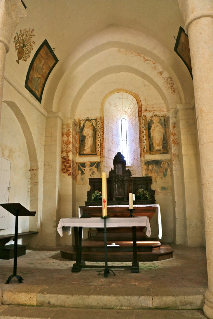 Eglise Sainte Marie. Le choeur - Bourg-des-Maisons