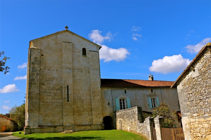Le chevet de l'église Saintye marie et son ancien presbytère attenant - Bourg-des-Maisons