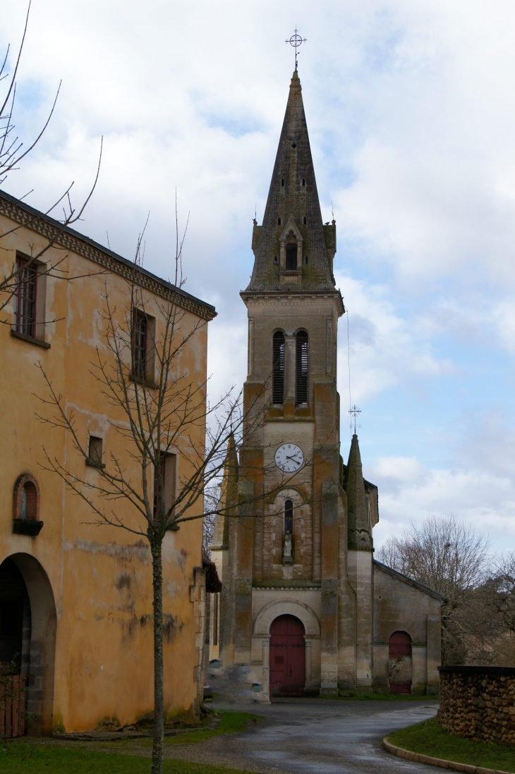Eglise dédiée à Saint-Michel (chevet du XVIe siècle). - Bourrou