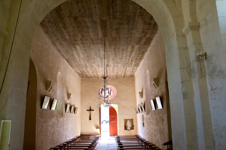 La nef vers le portail de l'église Saint Pierre ès Lien de Bouteilles. - Bouteilles-Saint-Sébastien