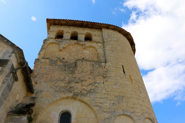 Eglise Saint Pierre ès Lien de Bouteilles. L'abside fut surélevée pour former avec le clocher un curieux donjon. - Bouteilles-Saint-Sébastien