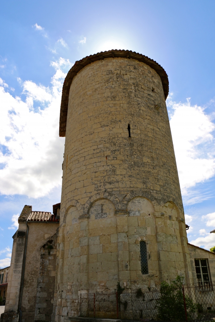 Eglise Saint Pierre ès Lien : L'abside fut surélevée pour former avec le clocher un curieux donjon. - Bouteilles-Saint-Sébastien