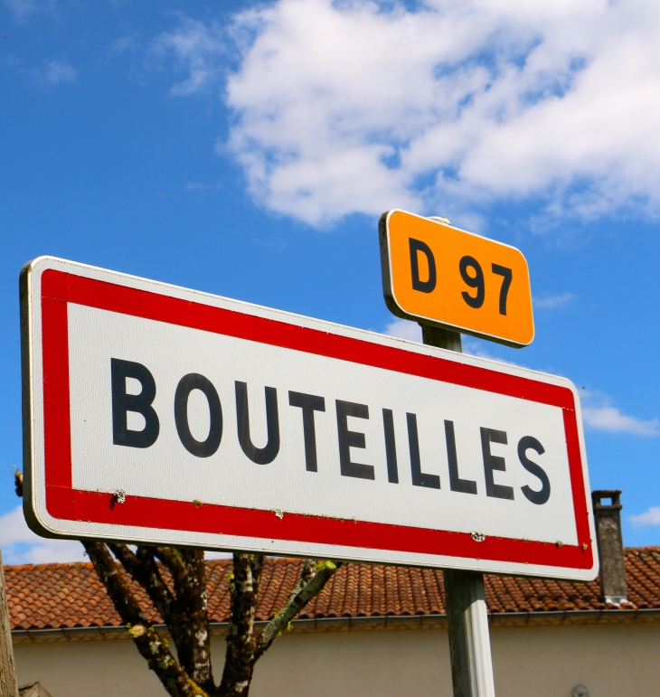 Autrefois : Botella au XIe siècle, Bothelhat au XIIIe siècle. - Bouteilles-Saint-Sébastien