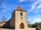 Eglise Saint-Médard du XIIe siècle avec clocher-porche.