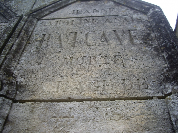 Inscriptions sur une tombe du cimetierre de Carsac, attestant de l'âge vénérable atteint par la défunte. - Carsac-de-Gurson