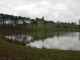 Vue des étangs de Gurson dominés par les ruines du château fort de Gurson.