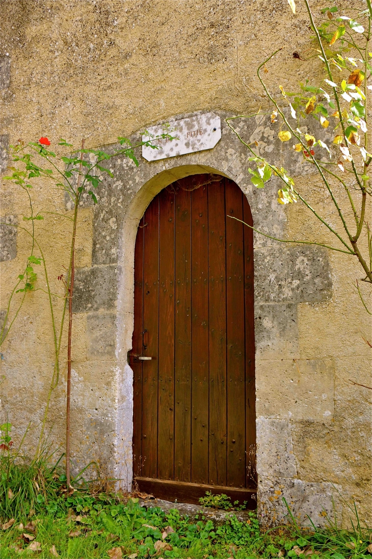 Porte de la chapelle Notre Dame de Pitié - Cercles