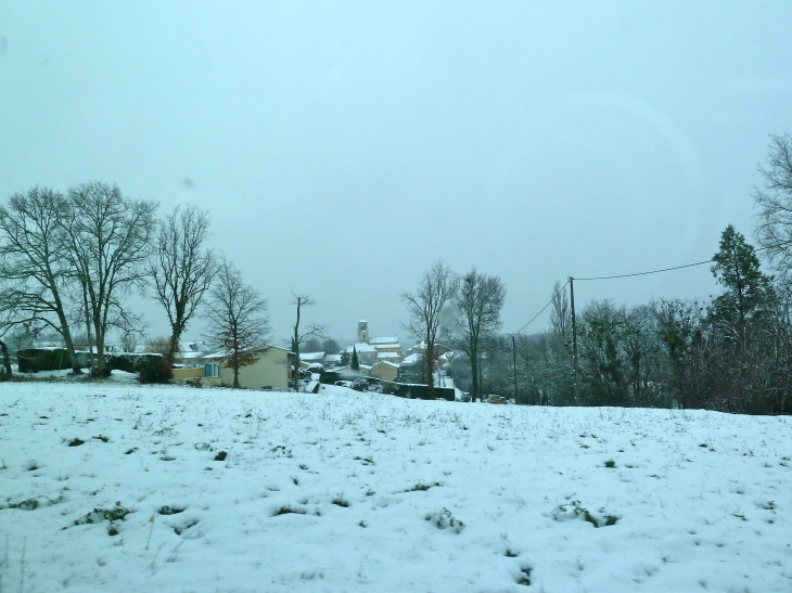Sous la neige, le bourg et l'église. - Chalagnac