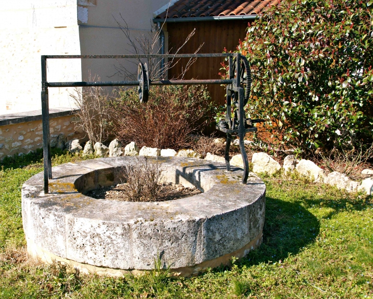 Le puits du village. - Chalagnac