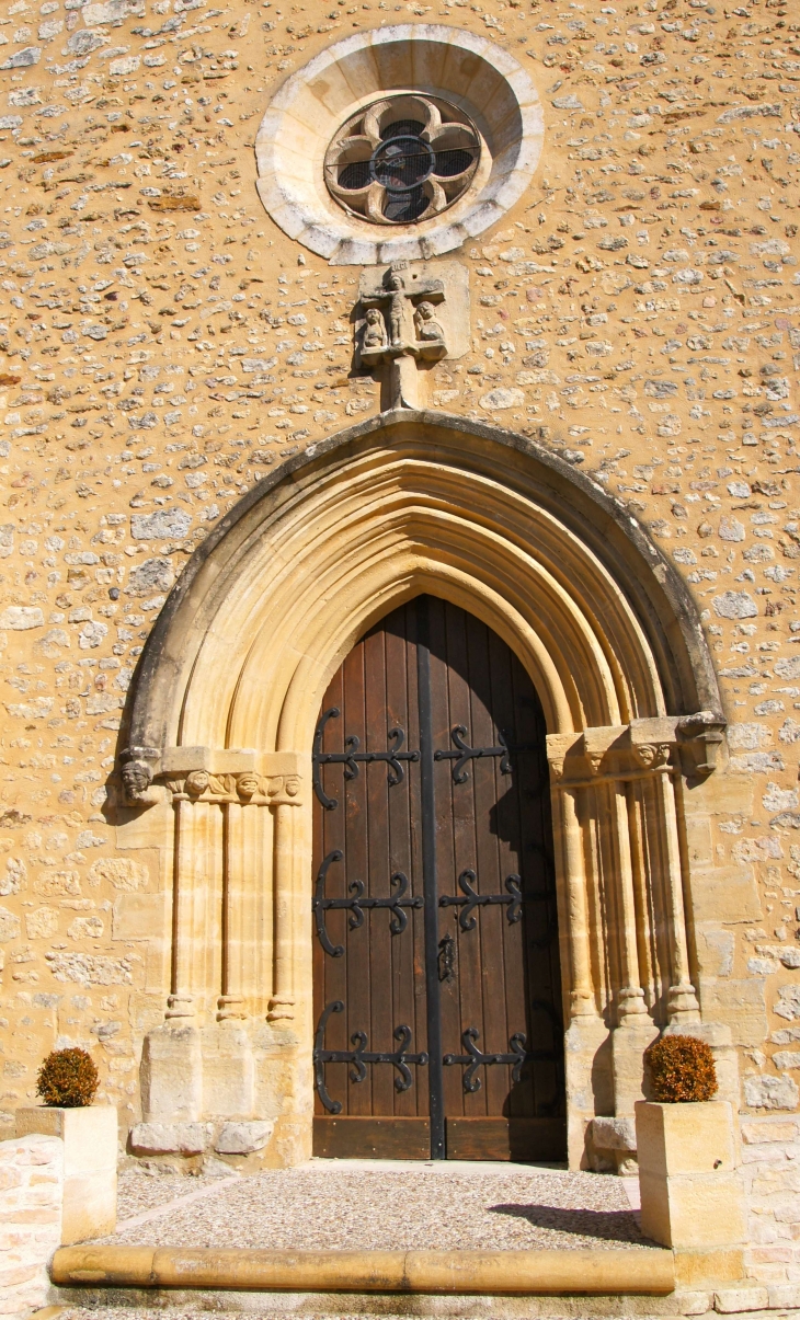 Portail de l'église Saint-Saturnin. - Chalagnac