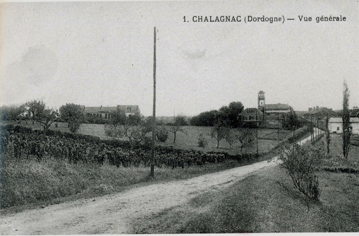 L'entrée du village vers 1940 (carte postale ancienne). - Chalagnac