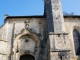 Le contrefort de la façade sud est coiffé d'un clocheton qui abrite un escalier à vis donnant accès aux voûtes de la nef. Sur cette façade ouvre le portail.