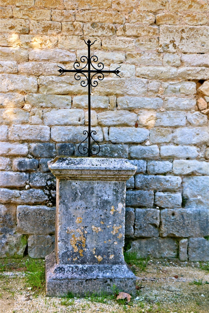 Devant L'Abbatiale Notre Dame - Chancelade