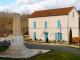 Le Monument aux Morts et la Mairie.
