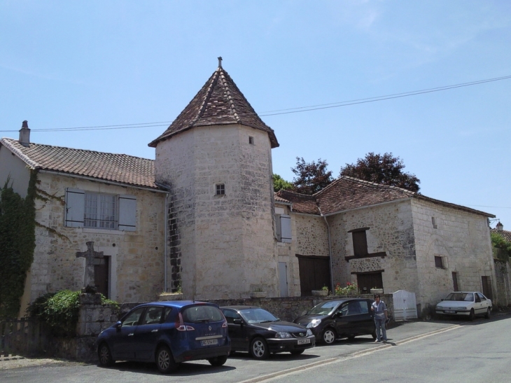 Facade maison, avec tour du 16e,centre village - Chapdeuil