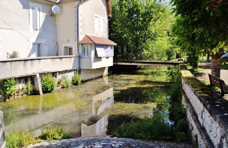 Le Village - Château-l'Évêque