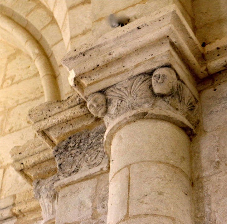 Chapiteaux sculptés de l'église Saint Martin. - Cherval