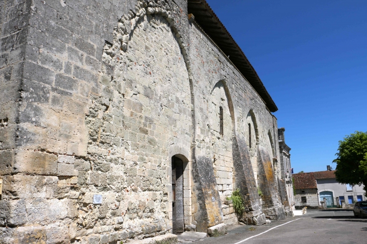 Façade sud de l'église Saint Martin : quatre arcs brisés reliant des contreforts plats. - Cherval