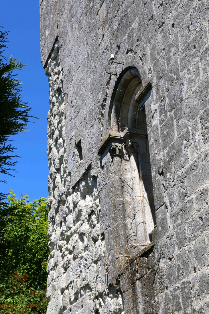 Fenêtre de la façade occidentale de l'église Saint Martin. - Cherval