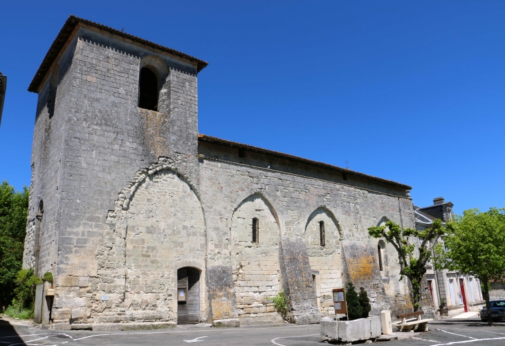 Eglise Saint Martin du XIIe siècle, romane et fortifiée par les templiers au XIIe siècle et les hospitaliers au XIVe siècle. - Cherval