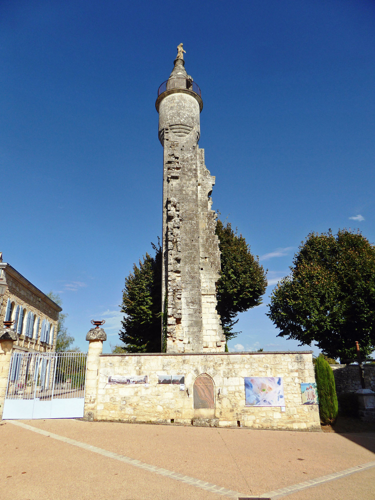 Vestige d'une tour du château - Clermont-de-Beauregard