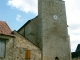 Eglise romane Notre-Dame et Saint-Jean-Baptiste, du XIIIe siècle avec son clocher-peigne fortifiée.