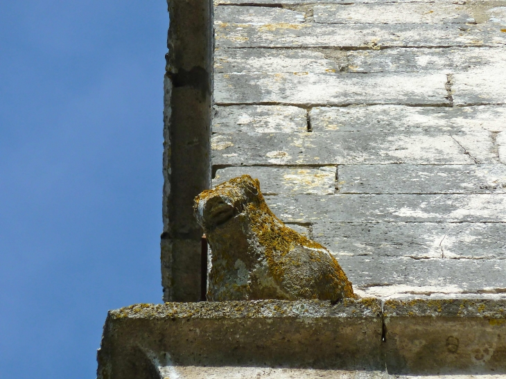 Petite sculture sur le rebord du clocher. - Conne-de-Labarde