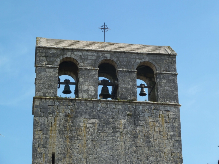 Clocher-Mur de l'eglise du XIIe siècle, dont l'importante épaisseur permet le logement d'un escalier à vis. - Conne-de-Labarde