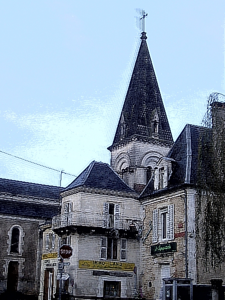 Le clocher de l'église 19ème au milieu des maisons anciennes - Cubjac